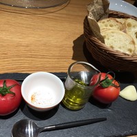 RESTAURANT hidamarino - バケット。ガーリックとトマトをお好みですりおろして
