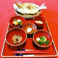 【お食初膳】3300円／鯛のお頭付き焼物（要予約）
