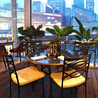 Terrace seating where you can enjoy the refreshing breeze! An elegant toast under the night sky