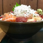 ふじやす食堂 - 横からの豪快ふじやす丼大漁盛り