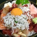 ふじやす食堂 - 別皿の卵黄を真ん中に落として