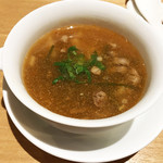 一碗水 - 酸辣蝦羮湯(海老出汁の酸辣湯、牛肉、干し筍、昆布)