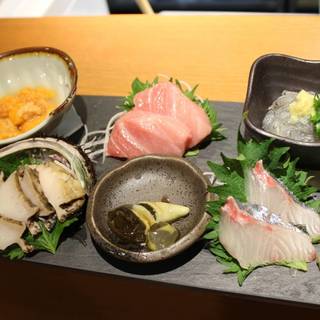 가게 주인이 스스로 눈에 띄는 매입하는 재료를 본격적인 일본 요리로.