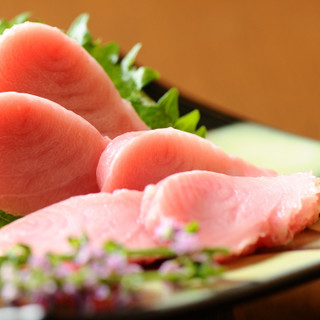 優しくとろける食感と濃厚な旨みが絶品【本マグロ脳天刺し】