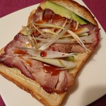 尾島商店 - 濱吟焼豚でサンドイッチ