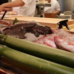 懐食みちば - カウンター前のお魚