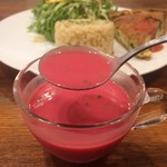 ビーガンカフェ チョイス - スープの色には少々驚きですが、豆の風味がお口で広がって美味しいです。