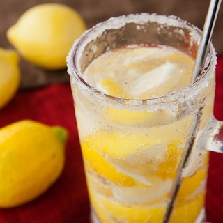 『かちかちレモンサワー』でレモンの果汁と香りを存分に楽しむ♪
