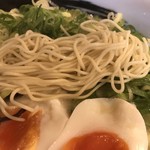 一成 - ストレートな細麺
      