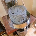 季より - 店内にある石臼