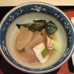 くろぎ - 鯛茶漬け 1000円 の大根、茄子、豆腐、鶏肉の煮物