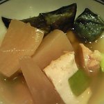 くろぎ - 鯛茶漬け 1000円 の大根、茄子、豆腐、鶏肉の煮物