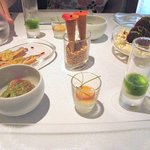 カセント - タパスをテーブルの上へ。　　写真ではわかりませんけど、メッチャ綺麗！！　　テンション上がりますよ。