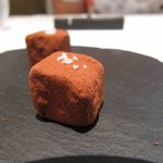 カセント - 茶菓子。　アップにしてますけど、サイコロ程度の大きさですよ。上に載ってるのは、塩粒。