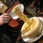 チーズ＆ミート DEVIL CAFE - 超濃厚卵のカルボナーラ¥1058(税込)…
店員さんがチーズを絡めて取り分けてくれます。