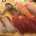 Sushi Misakimaru - 上赤身、しまあじ、鯵、海老、びんとろ。好きものを好きなだけ注文できる雰囲気がとてもいい（╹◡╹）。最近お気に入りの、しまあじ！ 絶品でした（╹◡╹）