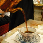 コーヒーの大学院 ルミエール・ド・パリ - ポットから注いでくれる