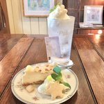 バブーシュカ - 「幸せのスノー」限定ケーキセット 1200円(税込)
      ✿白いクリームソーダ
      ✿レモンマーマレードのチーズケーキ