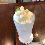 バブーシュカ - 「幸せのスノー」限定ケーキセット 1200円(税込)
      ✿白いクリームソーダ
      ✿レモンマーマレードのチーズケーキ