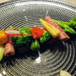 ハクガ - 時知らず鮭の冷燻製、季節野菜、熟成サラミ