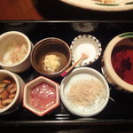 Akasaka Anan - 豆腐の薬味（出汁醤油、お塩、おろししょうが、みょうが、なめこ、鰹の塩辛、マグロ節）
