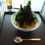 虎屋菓寮 - 主人は「宇治金時（1､300円）」を注文♪。かき氷の中には餡子が入っていました。