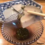 小判寿司 - 蒸し鮑は肝ソースとともに