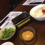 なにわ亭 - お通しの枝豆と生野菜類。串カツ用のソースと味噌マヨネーズ。