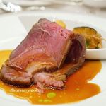 パレスホテル東京 - 牛ロース肉のロースト  夏野菜のフラン フレッシュハーブの香るシンプルなジュ