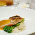 パレスホテル東京 - イサキのポワレ カルナローリ米と玉麦のリゾット シトロネルとココナッツの香る甲殻類のエッセンス