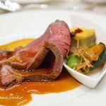 パレスホテル東京 - 牛ロース肉のロースト  夏野菜のフラン フレッシュハーブの香るシンプルなジュ