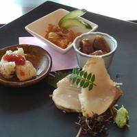 けやき ホテルニューオータニ大阪 - 前菜 ○クラゲの中華サラダ ○鱧の梅肉和え
                ○牛肉の時雨煮 ○しまあじの炙り