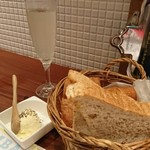 Bistro uokin - スパークリングワインとお通しのパン