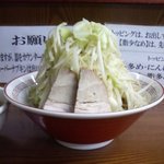 ラーメン大 - 二郎系"ラーメン大"西荻窪店「つけラーメン」野菜マシ拡大横景