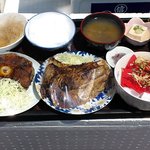 全国珍味・名物　難波酒場 - ランチのサンプル（丼・カマ・ステーキ）
