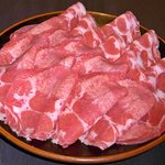 もん善別館 - しゃぶしゃぶには珍しい牛タン肉。柔らかな肉質に濃厚な旨味が凝縮されている部位です。