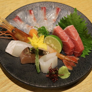 Assorted seasonal sashimi made with natural fish