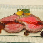 トゥ・ラ・ジョア - 一生忘れられない料理その２．赤牛の旨ダレ漬け（８月）自家製ドライエージド熊本赤牛サーロインの、中華風ダレ漬け煮。生七味、マンゴーと粒マスタードの醤油煮添え