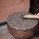 トゥ・ラ・ジョア - 呼び鈴ならぬ呼び太鼓