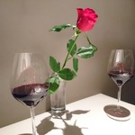 ワインと天婦羅 あら木 大名 - テーブルには赤い薔薇（生花）