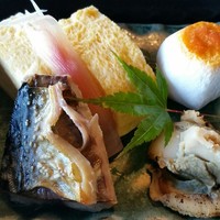 南部曲屋 - 鯖の塩焼き、厚焼き玉子、帆立の幽庵焼き、里芋の雲丹焼き。