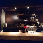 ワインと天婦羅 あら木 - カウンターの様子