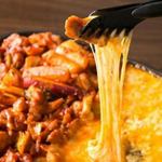 SALUD - まだまだ勢いがとまらない韓国料理のチーズタッカルビ☆とろ～りチーズと甘辛い鶏と野菜のコラボ！
