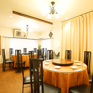 A spacious interior perfect for various banquets and gatherings