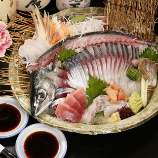 Be sure to try the fresh live fish delivered directly from Karato Market, Kanmon's kitchen, as sashimi!