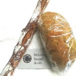 ブリコラージュ ブレッド アンド カンパニー - バトンノア340円とムーのアオサ340円買いました。税込み 写ってないけど本日のコーヒーL 460円も。豆はケニア。落ち着きのあるおいしさ(^ー^) 20180731 バトンノアがすっごくお気に入り♡