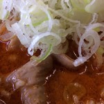 もつ煮屋 日の出食堂 - 「もつ煮（おかず大盛）」接写。この「もつ煮」、色目こそ深紅の味噌仕立ての汁であるが、実は全く辛くない。あっさりとした薄味で、ほのかな甘みがあり、臭みも一切ない。