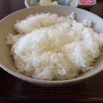 もつ煮屋 日の出食堂 - 「もつ煮定食（おかず大盛）」「ライス」いわゆるお茶碗 1杯（中盛）とは、0.4合 150g が基本で、大盛とされるのが 200g～240g あたりなのだが、こちらは、かなり多い分量の「大盛」で提供してくれる。