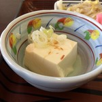 もつ煮屋 日の出食堂 - 「もつ煮定食（おかず大盛）」「冷や奴」「ご飯」4杯目までは「もつ煮」「冷や奴」「漬物 3種類」をもおかずとし、がっちり戴いた。