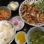 幸来軒 - 日替り定食 580円
            今日は 豚の生姜焼き、サラダ、プチナポリタン、冷奴、香物、ミニゼリー、中華スープ、ライス(お代わり可)。美味しいうえに凄いボリューム。